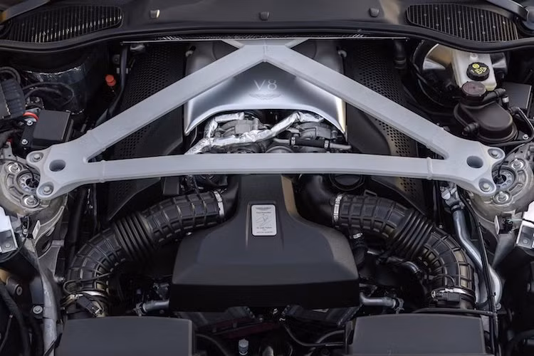 Thay vì động cơ V12 5.2l tăng áp kép như DB11 V12, phiên bản V8 mới đã "vay mượn" khối động cơ V8 4.0l twin-turbo hiện đang được sử dụng cho rất nhiều dòng xe Mercedes-AMG, trong đó có siêu xe AMG GT. Tuy nhiên để động cơ này có thể đem tới cảm giác và âm thanh đặc trưng của Aston Martin, các kỹ sư đã thay đổi hàng loạt các chi tiết như ECU, cổ hút, hệ thống xả và hệ thống bôi trơn ướt.