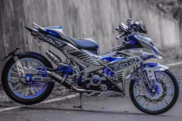Được bán ở Việt Nam dưới tên gọi Yamaha Exciter 150, tuy nhiên dòng xe côn tay underbone với tên mã T150 của Yamaha còn rất phổ biến ở nhiều quốc gia Đông Nam Á khác. Tại Indonesia, mẫu xe này được gọi là Jupiter MX 150, Malaysia là Y15ZR, trong khi thị trường Phillipines cũng có riêng phiên bản Sniper MX 150.