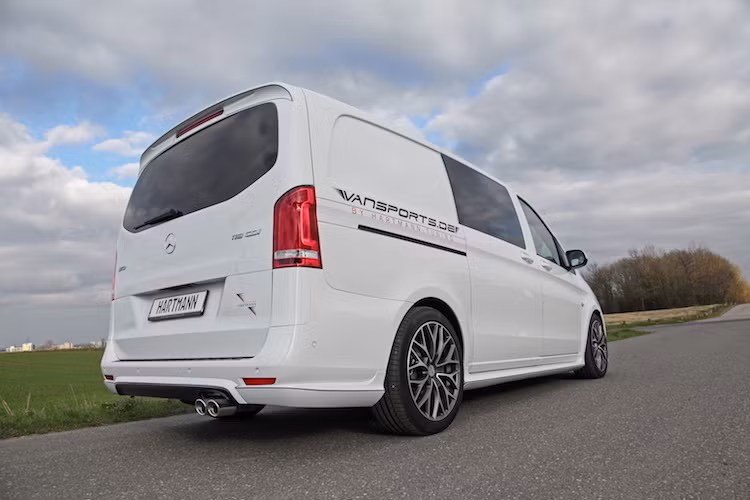 Gói độ của Hartmann có tên gọi VP Spirit sẽ khiến chiếc minivan trở nên thể thao và sang trọng hơn. Ở ngoại thất, chiếc Vito đã được Hartmann trang bị cho bộ nẹp bodykit khí động học và cánh đuôi gắn trên cửa sau. Ngoài ra, chiếc xe còn sở hữu bộ mâm 19 inch với thiết kế đẹp mắt và đường kính lên tới 19 inch.