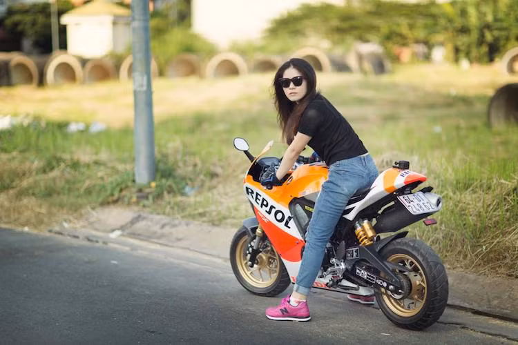 Ngoài "dàn áo độc", chiếc MSX trong bài viết này còn có phuộc sau được độ lên loại Ohlins bình dầu rời "hàng hiệu". Trong khi đó, khối động cơ SOHC 1 xi-lanh nằm ngang làm mát bằng không khí của MSX125 không có sự thay đổi nào đặc biệt, đồng thời chiếc xe vẫn giữ cặp mâm 5 cánh chữ Y thể thao.