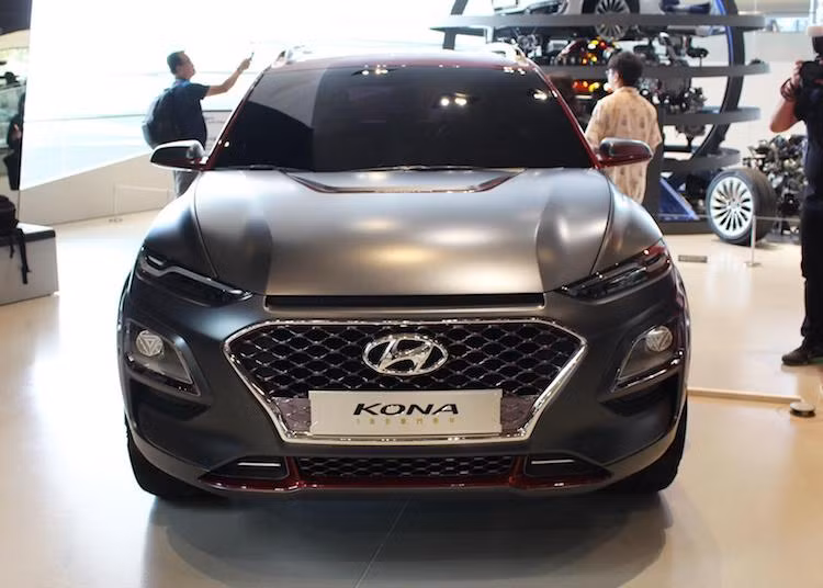 Mới chỉ trưng bày Kona Iron Man Edition, Hyundai không tiết lộ những thay đổi bên trong nội thất hay hệ động lực của xe. Chiếc Kona bình thường hiện đang có 3 phiên bản động cơ khác nhau là 2.0l MPI 149 mã lực, 1.6 T-GDI tăng áp 177 mã lực và động cơ diesel 1.6l. Tùy từng động cơ, xe sẽ được trang bị hộp số tự động 6 cấp/ly hợp kép 7 cấp cùng hệ dẫn động cầu sau hoặc 4 bánh.