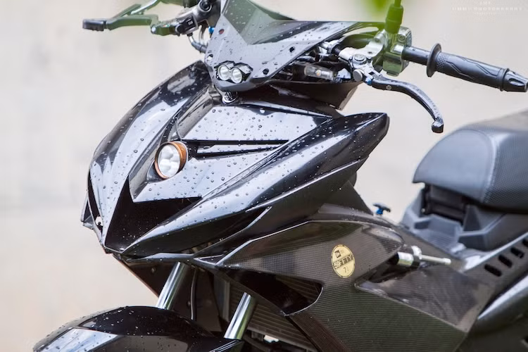 Trên bản độ này, mặt nạ trước nguyên bản của Exciter đã được chủ xe chế mủ khoét lỗ theo phong cách tương tự các dòng superbike Yamaha R1 hay R6 hiện nay. Trong khi đó, phần đầu nguyên bản của xe đã được thay thế bằng đầu Yamaha NVX, với các đèn pha được thay thế bằng đèn LED.