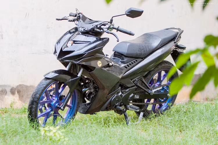 Kể từ khi được ra mắt chính thức vào cuối năm 2014, mẫu xe số côn tay Yamaha Exciter 150 đã nhanh chóng trở thành dòng xe được độ nhiều nhất tại Việt Nam. Hiện tại, đã có nhiều phong cách chơi Exciter 150 được các biker Việt sáng tạo và áp dụng lên những chiếc xe của mình, tạo ra nhiều bản độ độc đáo.