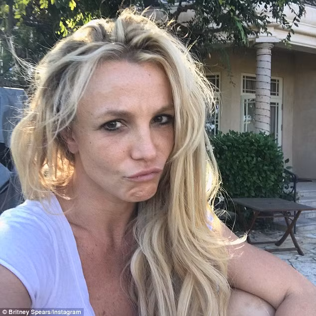 Bức ảnh selfie mà ngôi sao pop chia sẻ với fan trên Instagram khiến mọi người giật mình khi thấy Britney Spears lộ rõ nhan sắc phai tàn. Ảnh: Instagram