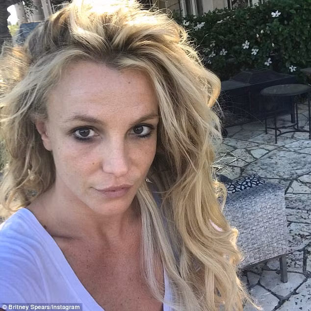 Khuôn mặt lốm đốm tàn nhang, không chút son phấn, ngoại trừ kẻ chút eyeliner, Britney Spears già hơn so với tuổi 35 của cô. Ảnh: Instagram