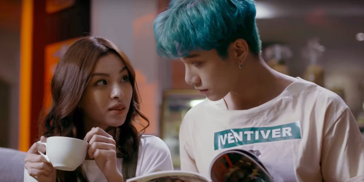 Tú Hảo là một trong những thí sinh đắt show MV nhất. Mới chỉ lộ diện những gương mặt của The Face Online, cô đã khiến dân tình phát sốt vởi vẻ đẹp khác lạ của mình. Mới đây, Tú Hảo đã xuất hiện trong MV của Juun Đăng Dũng “Ta chưa quên nhau”. Ảnh: Youtube.
