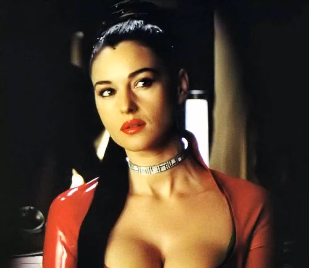 Khuôn mặt đẹp kiêu kỳ cộng với thân hình nóng bỏng, mỹ nhân Italy Monica Bellucci nhanh chóng trở thành hình biểu tượng sex của Italy. Ảnh: Pinterest