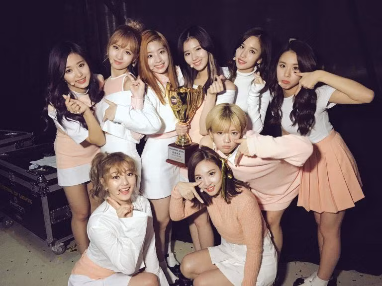 Năm 2017 TWICE trở thành nhóm nhạc số 1 châu Á với hai bài hit “Knock Knock” và “Signal”. Sau vô số show diễn thành công và những lần đứng đầu các bảng xếp hạng âm nhạc châu Á, nhóm nhạc nữ ra mắt tại Nhật và thành công vang dội.