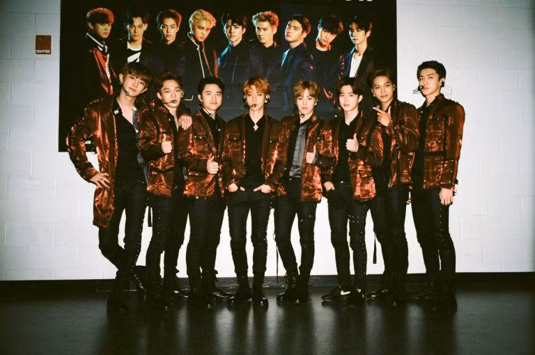 Album The War của nhóm EXO đã giành được nửa tá giải thưởng âm nhạc và giúp cho show diễn lần thứ 100 của nhóm thành công ngoài mong đợi.