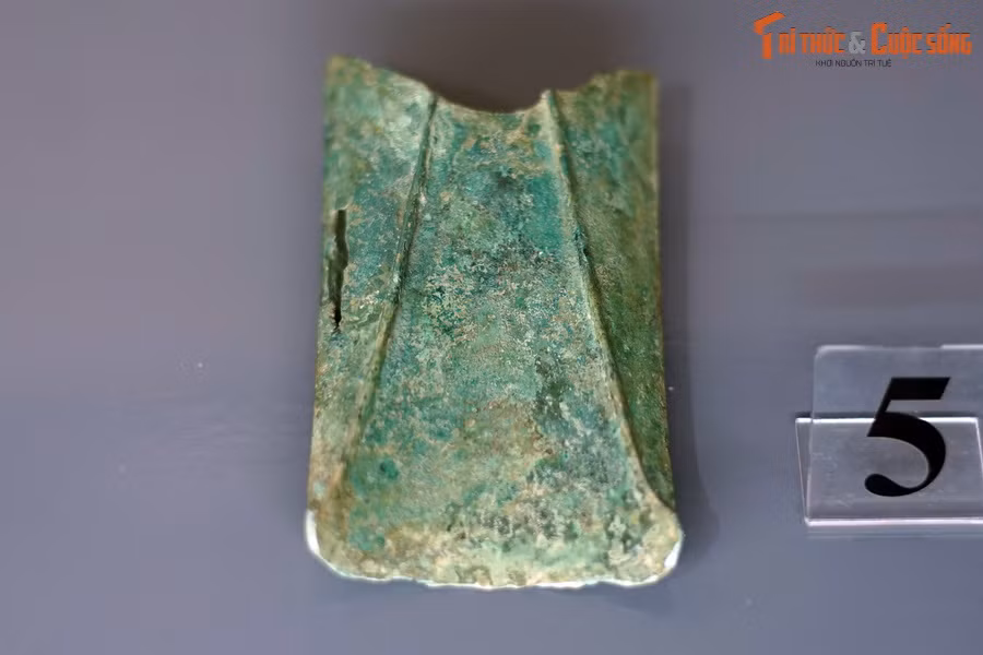 Qua các hiện vật này, hậu thế có thể phác họa một bức tranh sinh động về nền sản xuất nông nghiệp của người Việt hơn 2.000 năm trước. Ảnh: Lưỡi mai Đông Sơn.