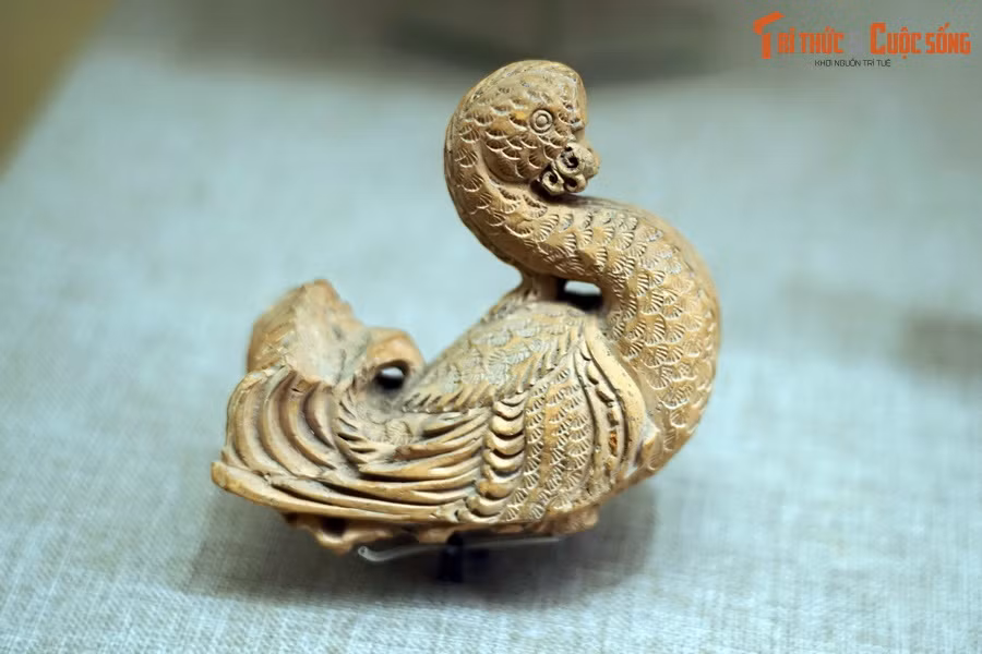 Tượng chim uyên ương trang trí ngói nóc thời Lý - Trần. Theo Phật thoại, uyên ương là một trong các hóa thân của Đức Phật. Trong nghệ thuật Việt, uyên ương xuất hiện phổ biến trong trang trí kiến trúc cung đình và chùa tháp thời Lý – Trần.