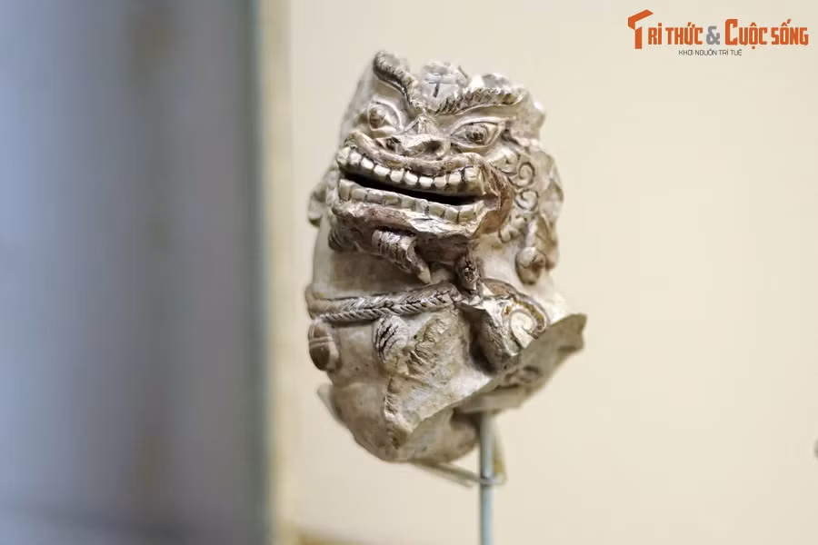 Phần còn lại của một tượng sư tử thời Lý. Về đặc điểm tạo hình cơ bản của sư tử trên cổ vật Việt có hai loại: hình Sư tử (các chi tiết hình thể của sư tử) và kết hợp đặc điểm Sư tử – Chó (đầu Sư tử, thân Chó).