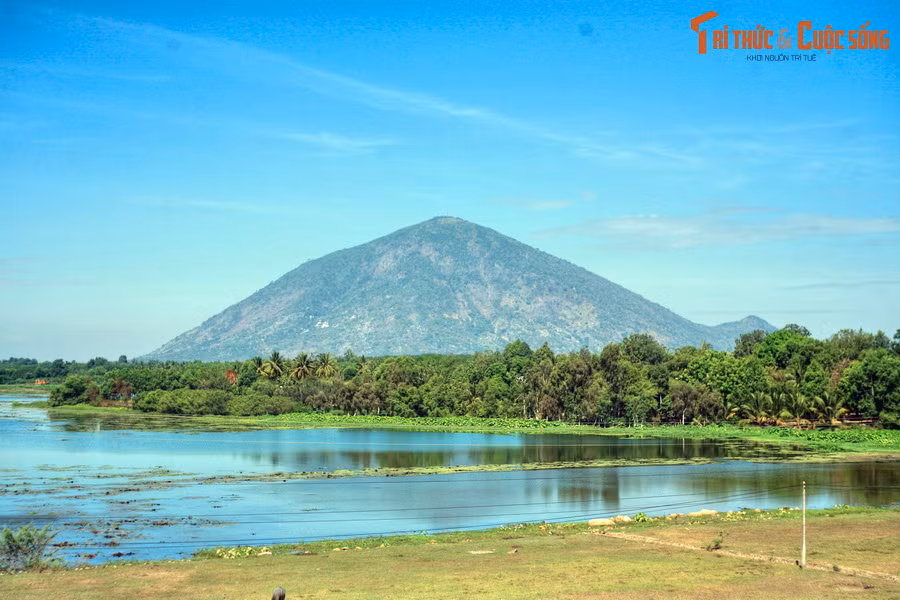 1. Nằm cách trung tâm thành phố Tây Ninh (tỉnh Tây Ninh) 11 km, núi Bà Đen là ngọn núi cao nhất Đông Nam bộ và là biểu tượng cho mảnh đất và con người Tây Ninh.