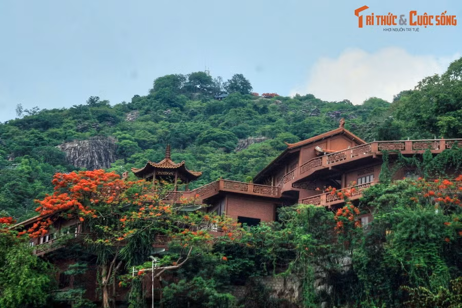 3. Núi Sam là một quá núi cao 284 mét nằm ở phía tây thành phố Châu Đốc, tỉnh An Giang. Không có tầm vóc to lớn như núi Bà Đen và núi Cấm nhưng ngọn núi này vẫn được du khách gần xa biết đến như một trong những điểm hành hương hàng đầu Nam Bộ.