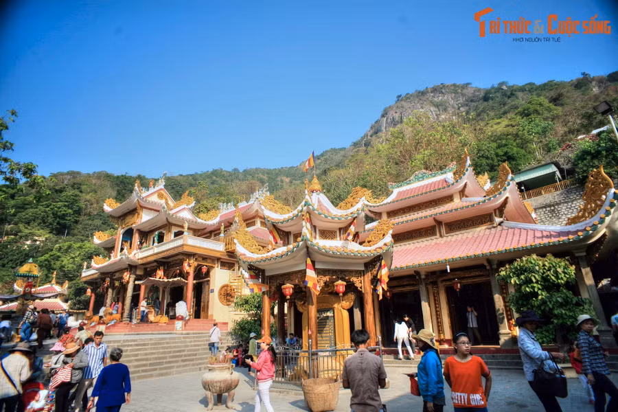 Trên núi Bà Đen có một hệ thống chùa mang lịch sử lâu đời, gồm chùa chính chùa Bà Đen và Điện Bà, nơi thờ Bà Đen. Bên cạnh đó là chùa Trung, chùa Bà, chùa Hang, chùa Vân Sơn…
