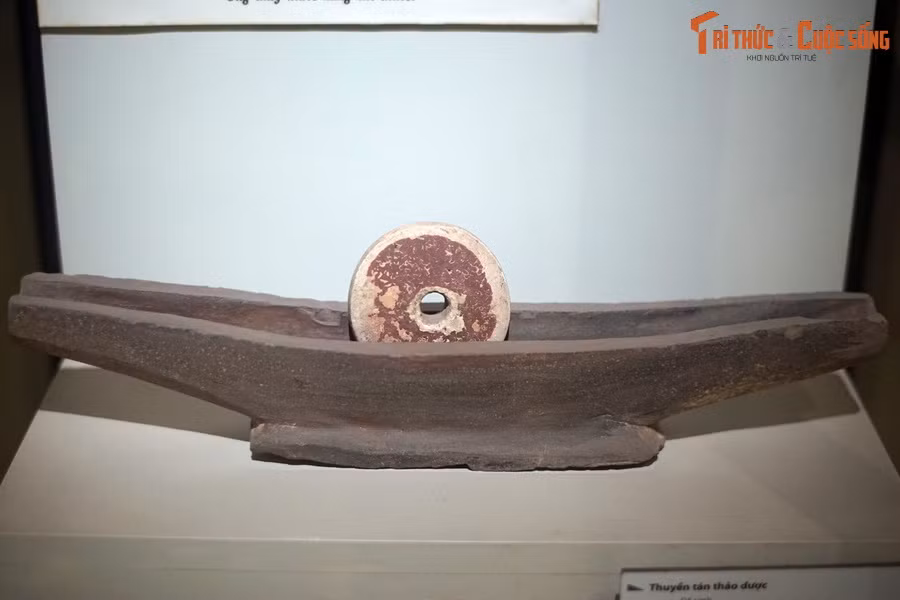 Thuyền tán thảo dược bằng đất nung thời Trần.