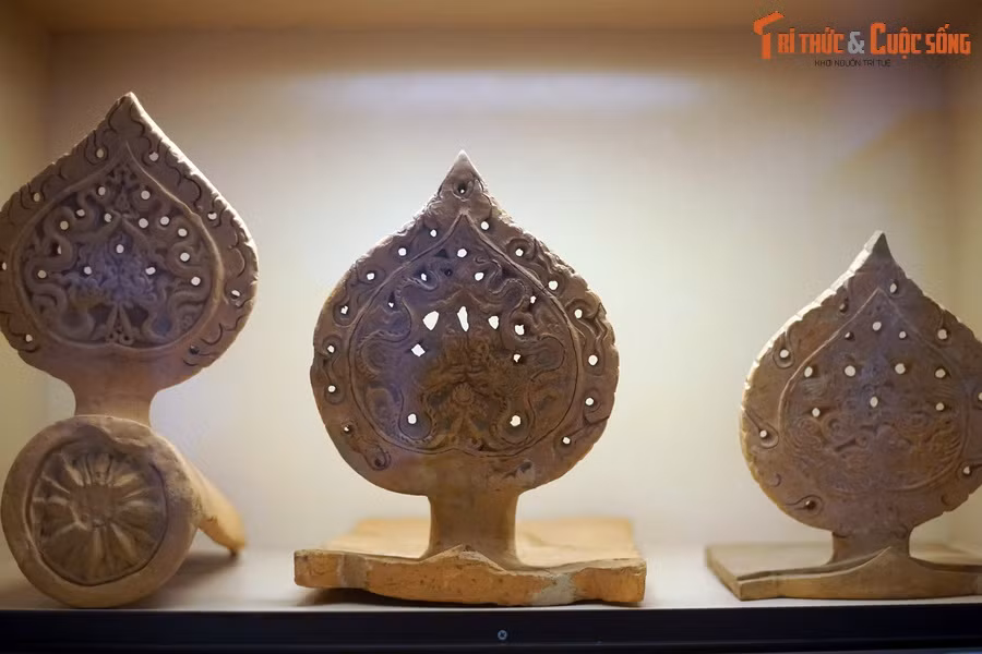 Trong những năm tiếp theo, nhà Trần tiến hành nhiều đợt xây dựng kinh đô Thăng Long, trong đó có hai đợt xây dựng quy mô lớn vào các năm 1289 và 1371. Ảnh: Ngói múi sen gắn lá đề trang trí rồng, phượng thời Trần.