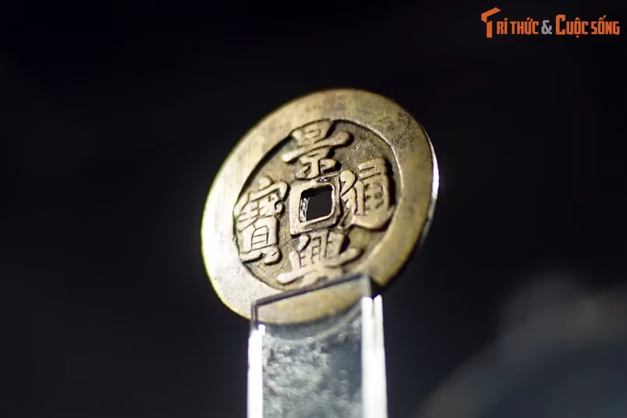 Được bảo quản và trưng bày tại Bảo tàng Hà Nội, đồng tiền cổ thời lê đại tiền “Cảnh Hưng thông bảo” là hiện vật quý, phản ánh một khía cạnh lý thú trong lịch sử tiền tệ Việt Nam.