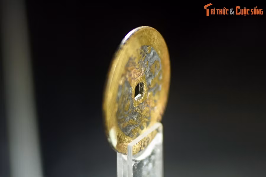 Theo ghi nhận, đại tiền “Cảnh Hưng thông bảo” trưng bày ở Bảo tàng Hà Nội có tình trạng gần như hoàn hảo, rất khó để tìm được một đồng tiền thứ hai như vậy...