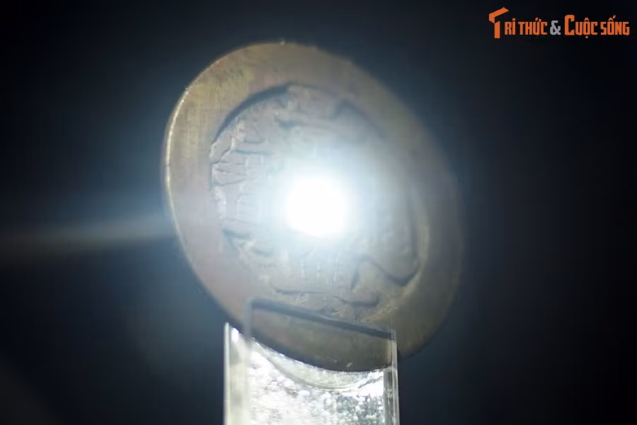 Có giá trị cao hơn nhiều so với tiền loại nhỏ, đại tiền “Cảnh Hưng thông bảo” thường được dùng để ban thưởng cho người có công, nên gọi là tiền thưởng.