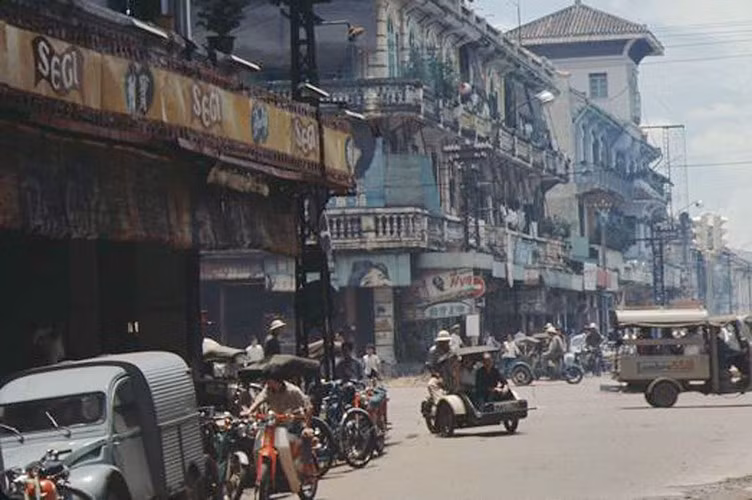 Khung cảnh nhộn nhịp ở ngã tư Đồng Khánh - Tổng Đốc Phương (nay là ngữ tư Trần Hưng Đạo - Châu Văn Liêm), Chợ Lớn năm 1967. Ảnh: Anton Cistaro Collection.