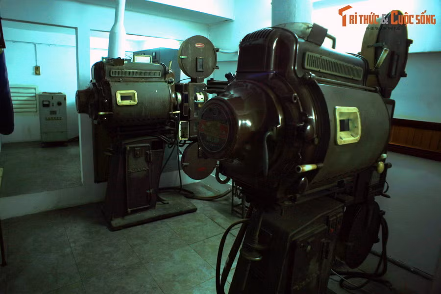 Máy chiếu phim tân tiến phục vụ cho phòng chiếu bóng có sức chứa 50 người ở khu vực giải trí của Dinh Độc Lập.