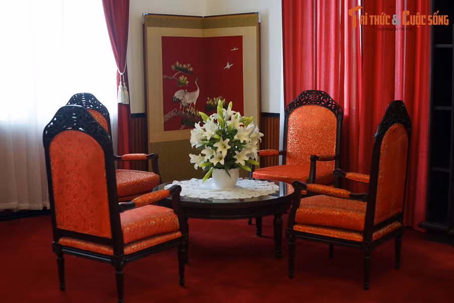 Phòng làm việc của Tổng thống Nguyễn Văn Thiệu có bức tranh thêu tay trên nền nhung hình cây tùng và chim hạc, biểu tượng của sự trường tồn. Đây là quà tặng của Đại tướng Hàn Quốc Mul Hien The năm 1971.