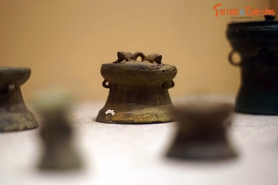 Trong giới khoa học, phát hiện của Viktor Golubev nhận được sự đánh giá cao, được coi là "bước ngoặt trong nghiên cứu khảo cổ và dân tộc học không chỉ ở Đông Dương mà còn ở Indonesia và Châu Đại Dương". Ảnh: Trống đồng minh khí có hình ếch trên mặt.