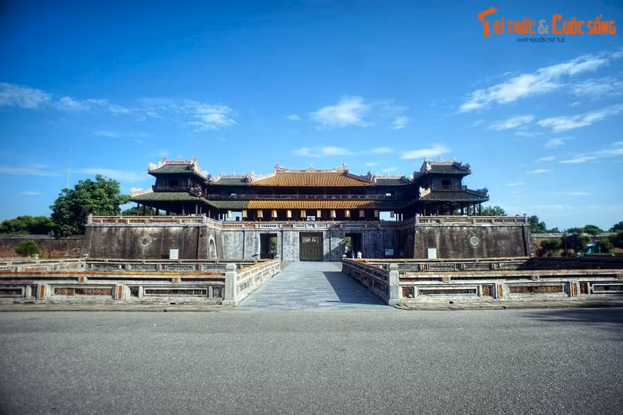  2. Miền Trung: Ngọ Môn. Là cổng thành chính của Hoàng thành nhà Nguyễn, Ngọ Môn được coi là công trình kiến trúc biểu tượng của Cố đô Huế. Cánh cổng bề thế này được xây năm 1833, khi triều Nguyễn tổ chức quy hoạch lại toàn bộ mặt bằng kiến trúc Hoàng thành.