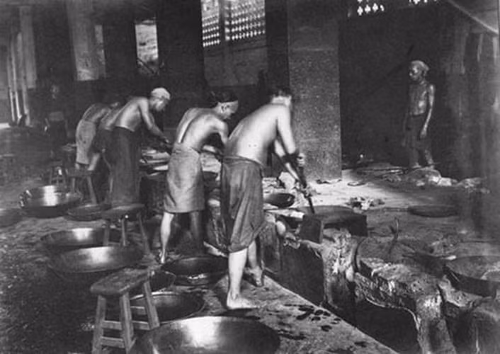 Công nhân bắt đầu làm việc từ 6 giờ sáng, chia làm 2 ca sáng và chiều. Mỗi ngày nhà máy tiêu thụ khoảng 350 kg nguyên liệu, gồm thuốc phiện sống, vỏ cây khô và các hóa chất khác nhau.