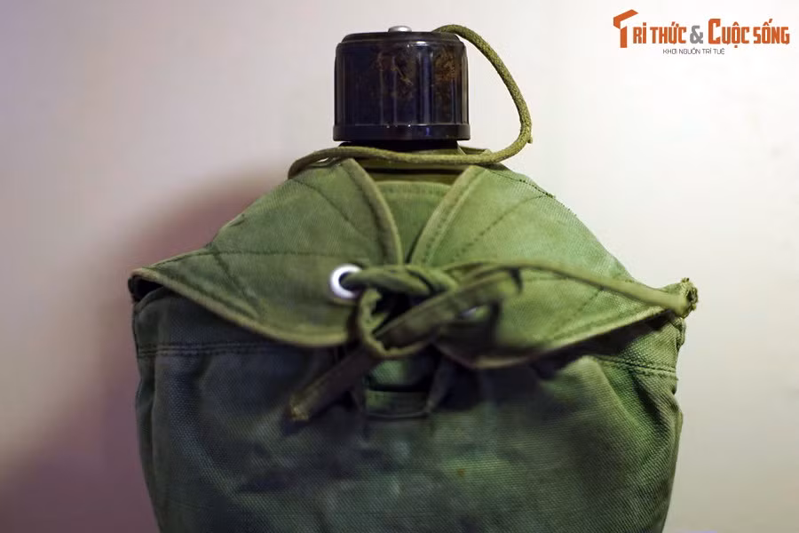 Bi-đông của đồng chí Nguyễn Ân, Sư đoàn trưởng Sư đoàn bộ binh 304, sử dụng khi chỉ huy Sư đoàn đánh chiếm căn cứ Nước Trong, Chiến dịch Hồ Chí Minh, ngày 26-28/4/1975.