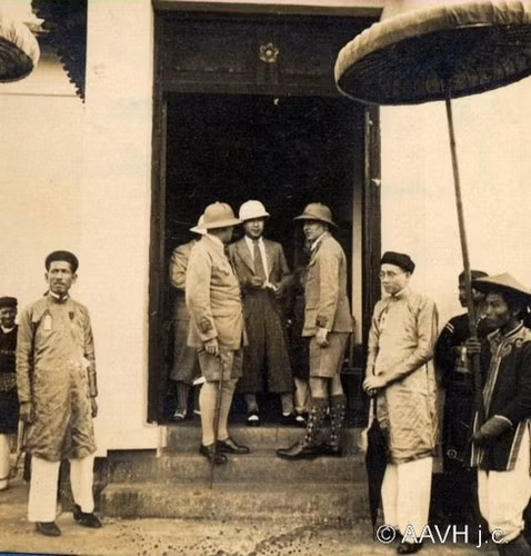 Người đứng đầu triều đình Huế trao đổi với các quan chức Pháp ở cửa dinh thự.
