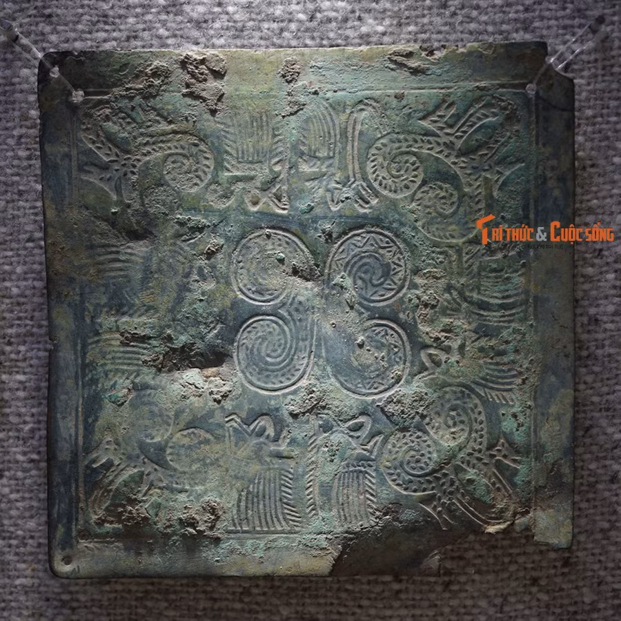Trên phương diện kỹ thuật, nếu như các văn hóa tiền Đông Sơn như Phùng Nguyên, Đồng Đậu, Gò Mun chủ yếu mới dừng lại ở giai đoạn hợp kim hai thành phần là đồng, thiếc thì tới Đông Sơn đã có bước chuyển biến mang tính đột phá. Ảnh: Tấm che ngực bằng đồng, văn hóa Đông Sơn.