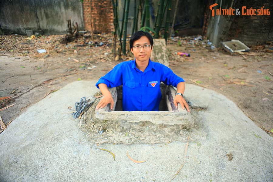 Lối xuống địa đạo là các cửa hầm có nắp đóng bằng gỗ theo hình thang, phía trên để đổ đất, trồng cây cỏ để ngụy trang. Mỗi miệng hầm chỉ đủ rộng cho một người chui lọt.