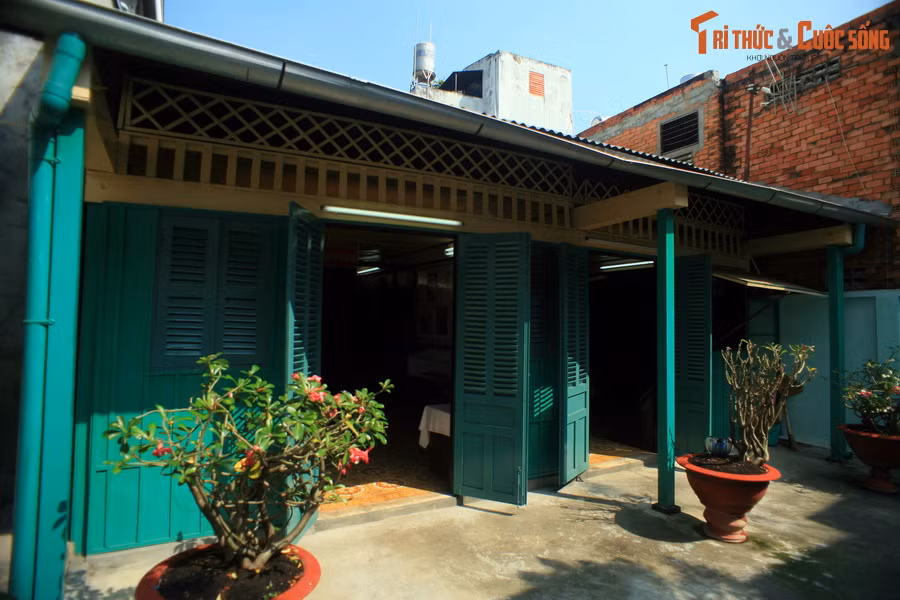 4. Nằm ở số 122/351 đường Ngô Gia Tự, phường 8, quận 10, TP HCM, "Hầm B" hay Cơ sở in ấn của Hội ủng hộ vệ quốc đoàn năm 1954 là một cơ sở bí mật quan trọng của ta ở Sài Gòn thời kháng chiến chống Mỹ.