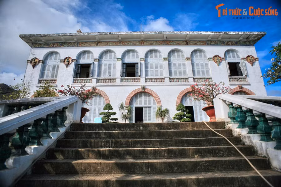 Tọa lạc trên nền của pháo đài Phước Thắng, tòa dinh thự bề thế này được khởi công vào năm 1898, đến năm 1902 hoàn thành. Do màu sơn trắng bên ngoài nên người Việt quen gọi công trình này là Bạch Dinh. Ban đầu Bạch Dinh được dùng làm nơi nghỉ mát cho các Toàn quyền Đông Dương.