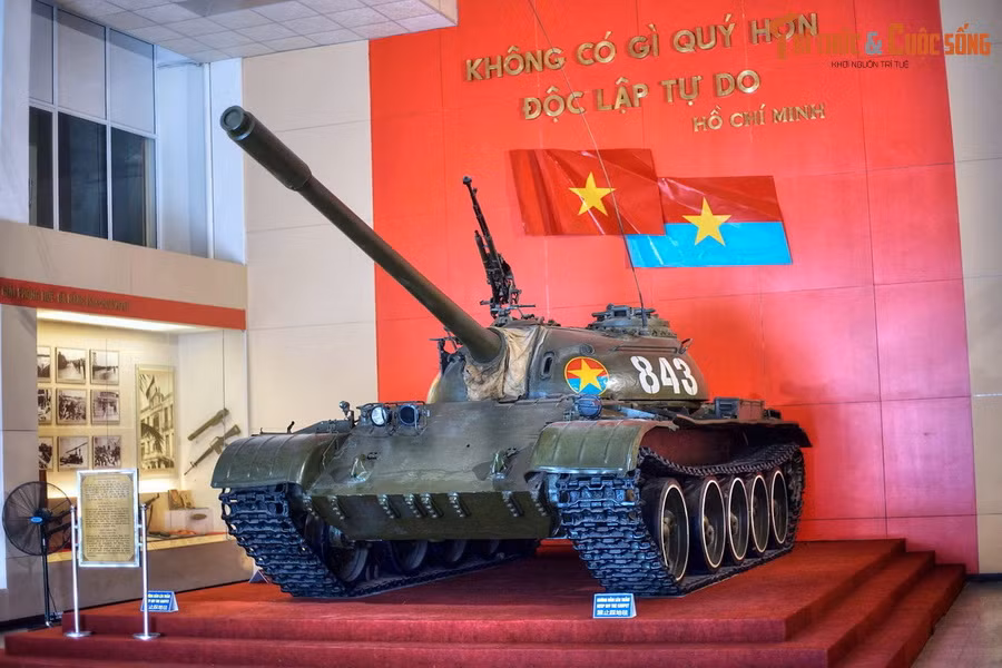 Xe tăng T54B số hiệu 843, biên chế trong Đại đội 4, Tiểu đoàn 1, Lữ đoàn Tăng Thiết giáp 203, Quân đoàn 2, là chiếc xe tăng đầu tiên lao vào Dinh Độc Lập ở Sài Gòn, húc đổ cổng phụ của Dinh trưa ngày 30/4/1975.