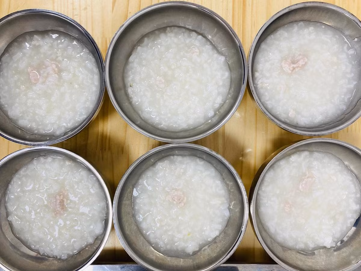 Các phụ huynh đã có 4 cuộc gặp với trường. Nhà trường thừa nhận đồ ăn không đảm bảo chất lượng và việc tuyển giáo viên, cả Việt Nam và nước ngoài, không có bằng Montessori. Sau đó, trường này đã nhắn tin xin lỗi và nhận trách nhiệm về chất lượng bữa ăn chưa tốt tại cơ sở Trần Hữu Dực, cho biết đã điều chỉnh ngay sau cuộc họp với phụ huynh hôm 21/3/2023. (Ảnh: món cháo thịt của AMIS ) 