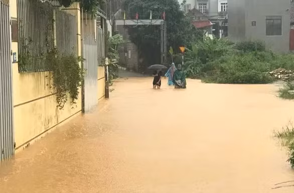 Theo Trung tâm Dự báo Khí tượng Thủy văn Quốc gia, đến ngày 2/8, khu vực Bắc Bộ tiếp tục có mưa vừa, mưa to, có nơi mưa rất to, cục bộ có nơi trên 200 mm, nguy cơ cao tiếp tục xảy ra lũ, lũ quét, sạt lở đất. Ảnh: Mưa lớn gây ngập úng tại khu vực Bản Viển, xã Hoàng Đồng, thành phố Lạng Sơn. (Nguồn: VTV).