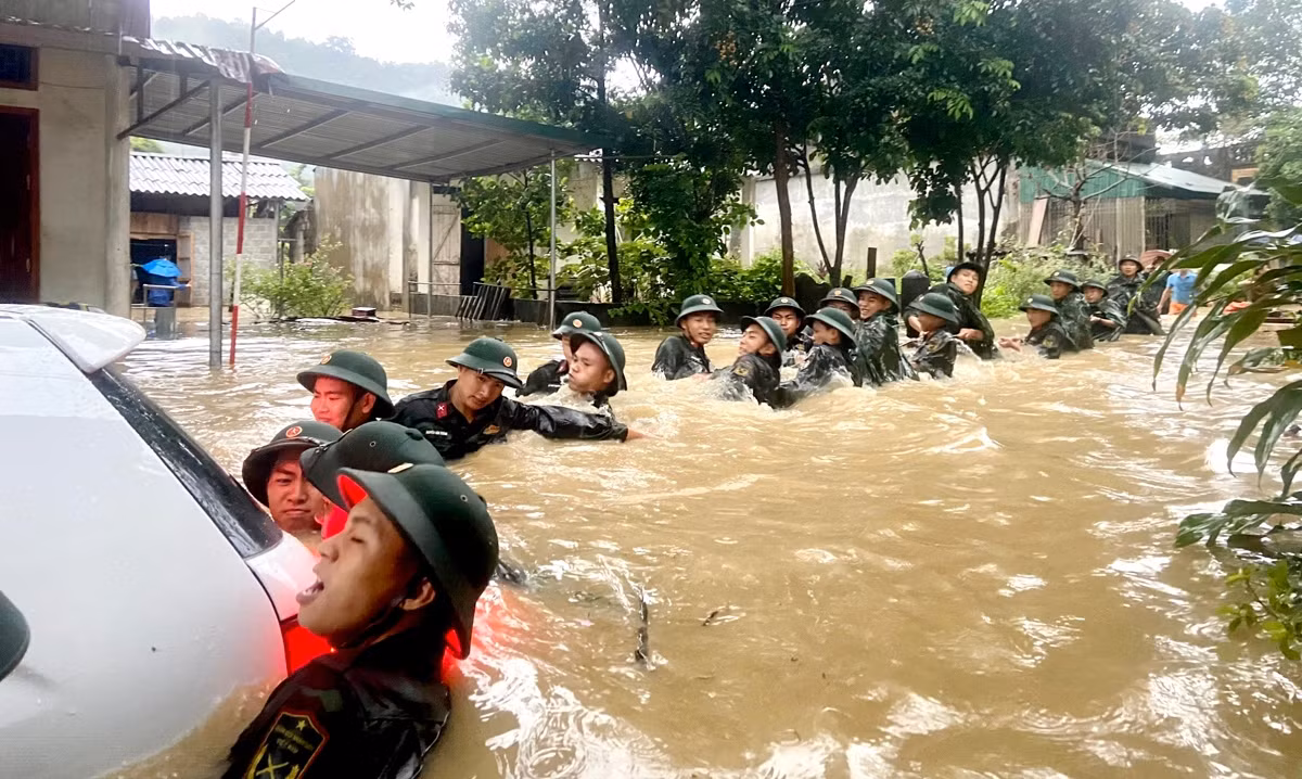Theo thống kê của Ban Chỉ đạo Trung ương về phòng, chống thiên tai, đợt mưa lũ từ ngày 27/7 đến 30/7 tại các tỉnh khu vực miền núi Bắc Bộ đã làm 7 người chết và mất tích, hàng trăm điểm sạt lở (trong đó: Hà Giang 2 người, Điện Biên 2 người, Sơn La 1 người, Thái Nguyên 1 người, Bắc Giang 1 người). Nguyên nhân chủ yếu do người dân tham gia giao thông bị lũ cuốn trôi, đất đá sạt lở vùi lấp. Ảnh: Cán bộ, chiến sĩ Bộ Chỉ huy Quân sự tỉnh Hà Giang giúp dân khắc phục hậu quả mưa lũ (Nguồn: Báo Hà Giang)