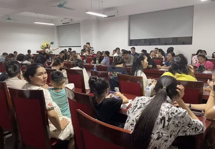 Vụ “quây” cổng trường Tây Mỗ 3: Sẽ trả lời phụ huynh ngày 23/8 Vu “quay” cong truong Tay Mo 3: Se tra loi phu huynh ngay 23/8