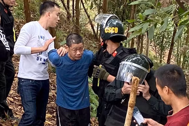 Bị can Hoàng Văn Chín (SN 1976), trú tại thôn Lương Bình 2. Chín khai do cãi nhau với vợ nên đã dùng hung khí đánh vợ đến chết vào rạng sáng 26/12. Sau đó, bị can cầm dao đi ra đường, tiếp tục sát hại người thân và hàng xóm.