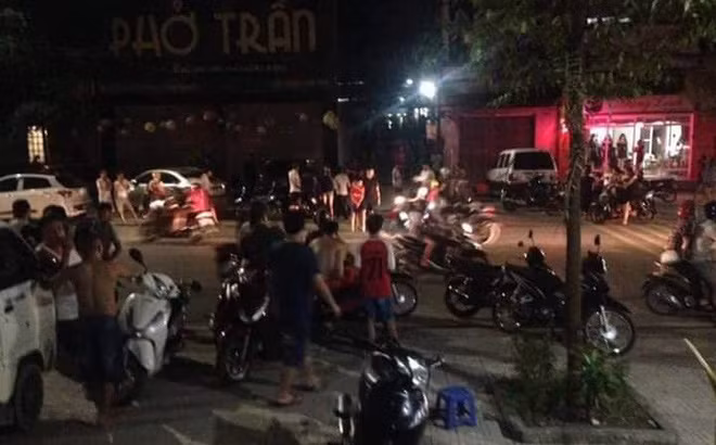 Thấy vậy, ông Nguyễn Văn Thành (65 tuổi, chồng bà Hà) lao vào đẩy ông Hồng ngã xuống đất. Bà Hà cùng con gái là chị Nguyễn Thị Phương Thảo (36 tuổi) chạy đến giữ tay ông Hồng. Trong lúc giãy giụa, ông Hồng đã rút được tay đang cầm dao ra và đâm liên tiếp vào người ông Thành, bà Hà. Hậu quả bà Hà không qua khỏi do bị đâm thấu tim. Ông Thành tử vong sau 2 ngày điều trị còn anh Vương đã bình phục.