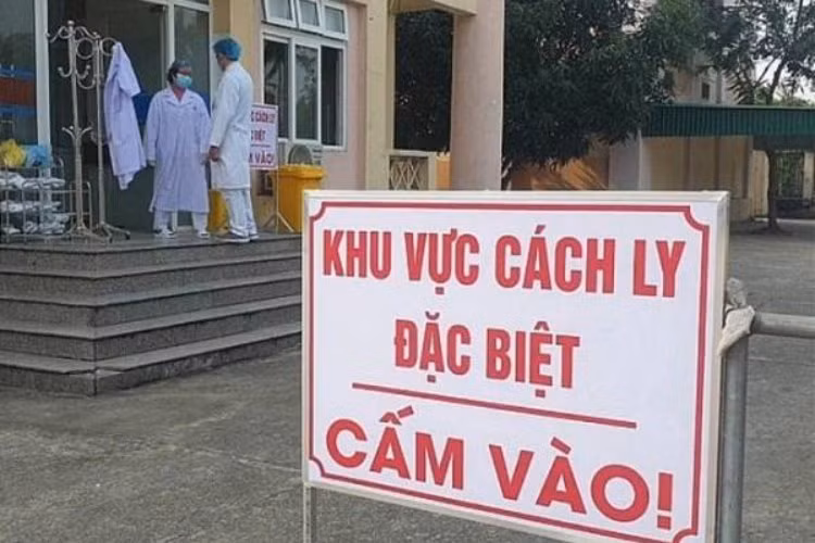 Doi nam nu tu Anh tro ve co 1 nguoi nghi nhiem Covid-19 tai Ha Noi