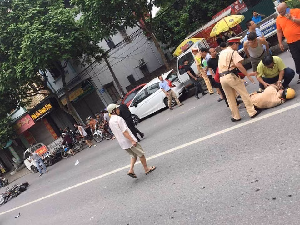  Trung úy CSGT bị xe máy tông gục trên quốc lộ: Chiều 29/5/2019, tổ công tác 141 Công an TP Hà Nội ra hiệu dừng xe nam thanh niên xăm trổ điều khiển xe máy không đội mũ bảo hiểm di chuyển trên quốc lộ 32, đoạn qua huyện Đan Phượng.