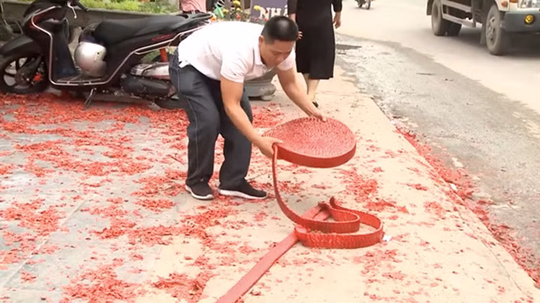 Tại Điều 8 của dự thảo này, Bộ Công an đề xuất nghiêm cấm hành vi che giấu, không tố giác, giúp người khác chế tạo, sản xuất, mang, mua bán, sửa chữa, xuất khẩu, nhập khẩu, tàng trữ, vận chuyển, sử dụng pháo trái phép.