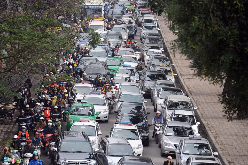 Việc xế hộp dàn hàng, lấn làn xe máy trở nên phổ biến từ nhiều năm qua nhưng chưa có cách nào khắc phục. Còn nhiều người đi xe máy cũng không hơn gì tài xế ôtô, thường xuyên tạt đầu, vượt đèn đỏ, đi ngược chiều, đi không đúng làn quy định... Ảnh: Hoàng Hà.