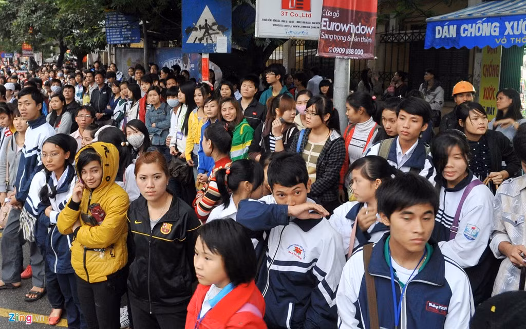 Sau nhiều năm đến nay vẫn chưa nhiều trường đại học hay bệnh viện chuyển ra xa trung tâm. Thậm chí còn có một số trường mới thành lập ở ngay các khu đông dân cư. Các cơ sở khám chữa bệnh tư nhân cũng xuất hiện thêm hàng loạt thu hút đông bệnh nhân từ các tỉnh. Ảnh: Hoàng Hà.