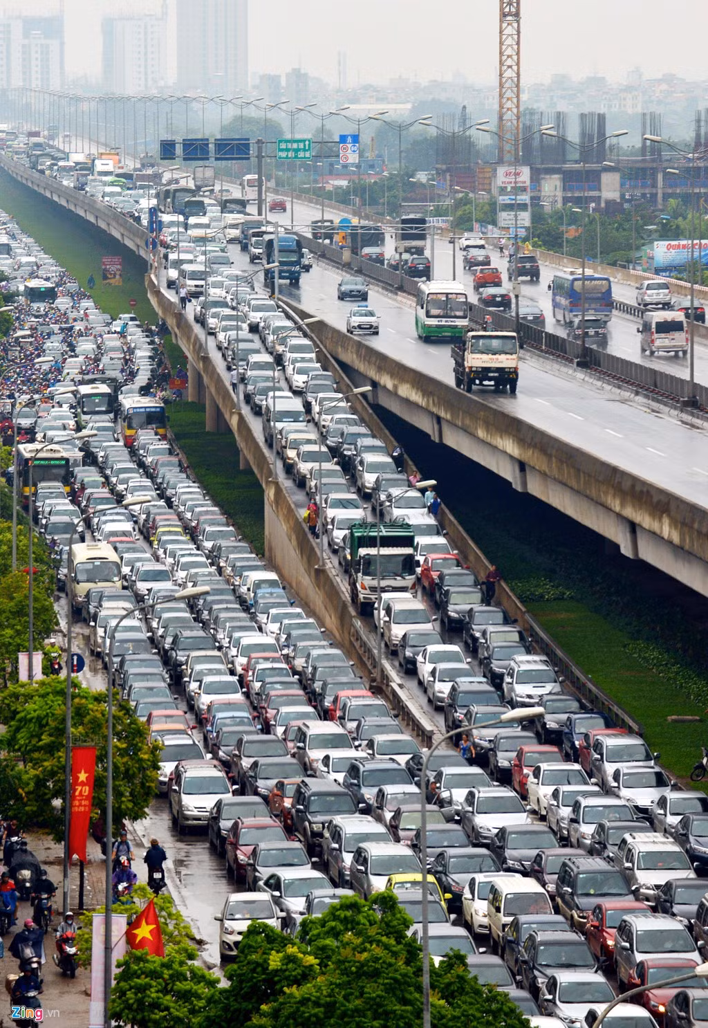 Theo Phòng CSGT, Công an Hà Nội, tính đến tháng 9/2015, toàn thành phố có 535.000 ô tô, chưa kể xe mang biển kiểm soát ngoại tỉnh cũng đang hoạt động tại đây khiến thủ đô đầy ắp xế hộp. Ảnh: Hoàng Anh.