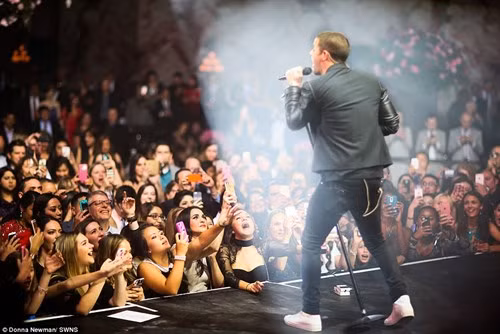 Cha của Maya cũng đã mời rapper Pit Bull và nam ca sĩ Nick Jonas đến bữa tiệc để biểu diễn mừng sinh nhật con gái yêu quý.